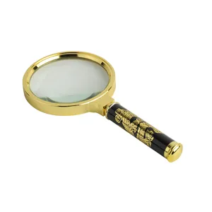 Handvergrootglas met gouden metalen frame en drakenpatroon handvat om goed te lezen.