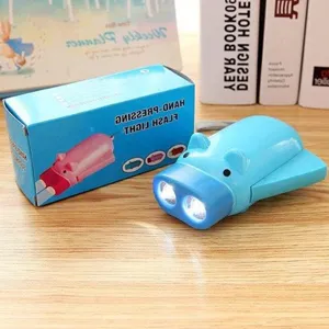 Mignonne lampe de poche LED en forme de cochon, mini torche d'urgence écologique et manuelle.