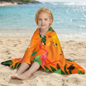 Kind in ein leuchtend orangefarbenes Mikrofaser-Strandtuch mit Tiermotiven gehüllt