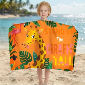 Saugfähiges Mikrofaser-Strandtuch mit süßem Giraffen- und Tropenblätter-Design.