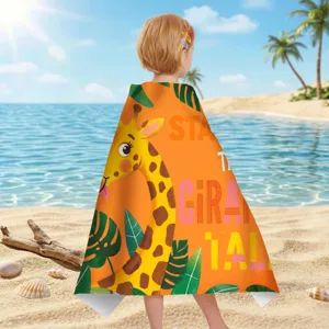 Nahaufnahme eines schnell trocknenden Mikrofaser-Strandtuchs mit Giraffen-Motiv