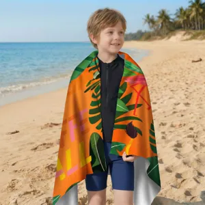 Doppelseitiges Mikrofaser-Strandtuch mit tropischem Print für Kinder in einer Strand-Szene.