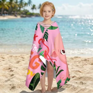 Detail des rosafarbenen Mikrofaser-Strandtuchs mit Flamingo- und Schweinemuster