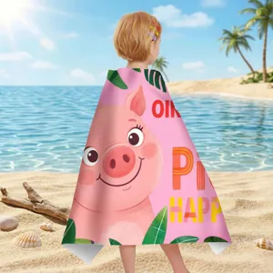 Detailansicht eines Kindes mit einem rosa Schweinchen-Strandtuch aus Mikrofaser am Strand