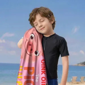 Kind hält ein rosa Mikrofaser-Strandtuch mit süßem Schweine-Cartoon-Design