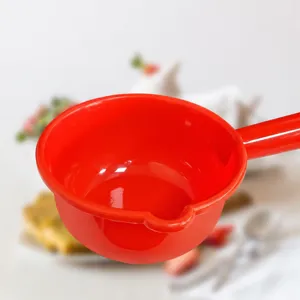 Écope à Eau Longue en Plastique Rouge Cuisine Salle de Bains Louche à Eau pour Laver les Cheveux Bassin d'Arrosage de Fleurs