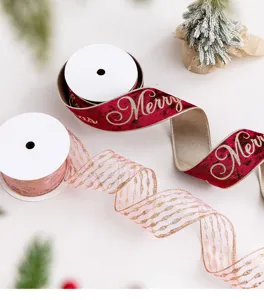 Dettaglio di nastri natalizi in velluto bordeaux e rete rosa con eleganti accenti dorati