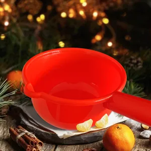 Louche à eau en plastique rouge avec long manche pour cuisine salle de bain vue détaillée