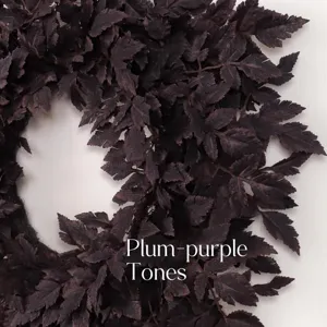 Detailansicht eines künstlichen pflaumen-violetten Blattkranzes für Halloween-Türdeko