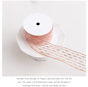 Dettaglio elegante di nastro rosa trasparente con strisce glitter oro per decoro.