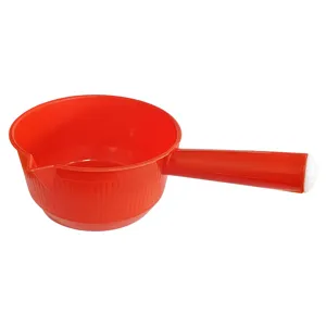 Grande louche à eau en plastique rouge avec long manche pour cuisine et salle de bain.