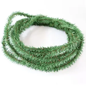 Dettaglio della ghirlanda decorativa verde per confezioni floreali e artigianato