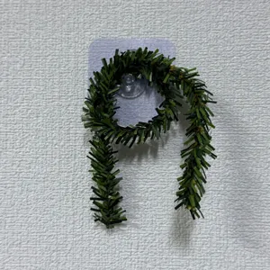 Dettaglio della vite decorativa in raffia verde per confezioni di fiori e regali DIY.