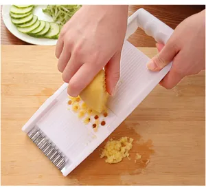 Grattugia e affettatrice per verdure da cucina multifunzionale tritatutto a mano.