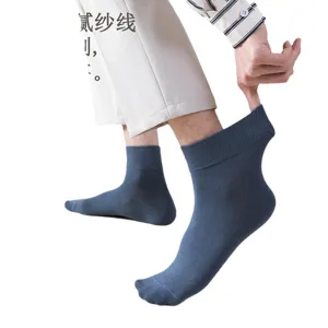 Calcetines de algodón de color liso para hombre, transpirables para primavera y verano diarios.