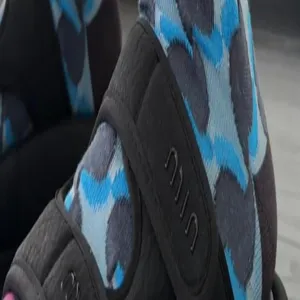 Chaussettes a motifs geometriques associees a des chaussures tendance pour l'ete.