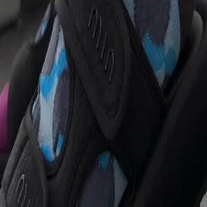 Chaussettes mi-mollet géométriques rétro pour femmes avec design de blocs de couleur uniques.
