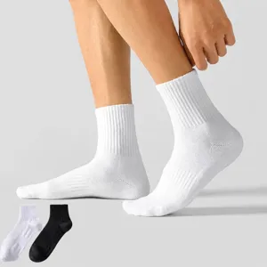 Comfortable white cotton crew socks for daily sports, breathable and moisture-wicking.