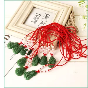 Pendentifs Bouddha en faux jade vert en gros avec cordes rouges et perles blanches porte-bonheur.