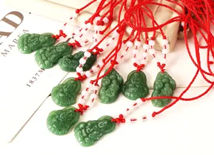 Pendentif Bouddha Kuan-yin Pixiu en imitation jade vert avec cordon rouge, bijou de chance chinois.
