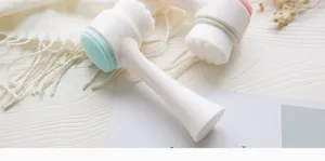 Brosse nettoyante pour le visage manuelle double face avec poils souples et silicone.