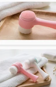 Vue détaillée de la brosse nettoyante pour le visage double face avec poils et silicone.