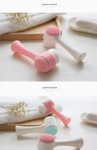 Vue détaillée de la brosse de nettoyage du visage manuelle double face à poils souples.