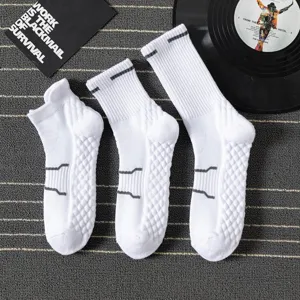 Men's sports cotton socks detailed view, featuring thickened towel bottom and breathable mesh.