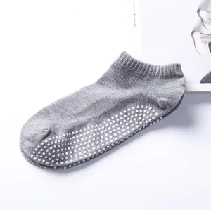 Men grey anti-slip yoga socks with white dots, breathable fitness socks for home floor.