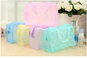 Detailansicht der transparenten Kosmetiktasche mit Blumenmuster, wasserdichtes Material.