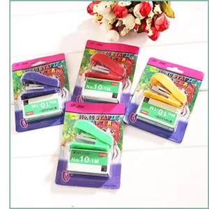 Vue détaillée de mini agrafeuses n°10 de couleurs assorties avec emballage blister pour bureau.
