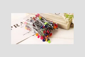 Cure-oreilles en acier inoxydable avec pendentifs cœur colorés en boîte transparente.