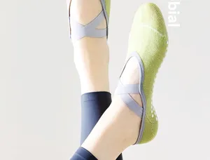 Chaussettes de yoga antidérapantes à brides croisées, respirantes pour pilates et fitness.