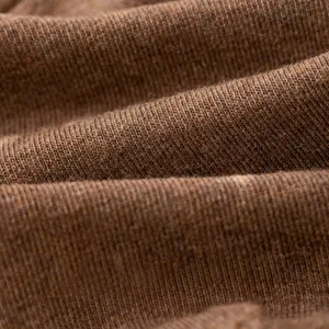 Dettaglio della texture del tessuto dei calzini traspiranti sottili da uomo in primo piano.