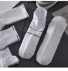 Weißer Sportsocken Detailblick mit atmungsaktivem Frotteeboden perfekt für das Lauftraining.