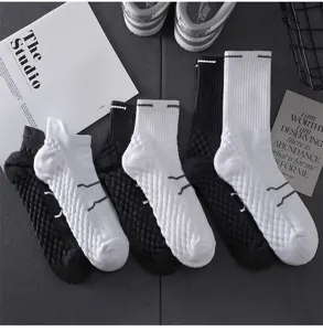 Detailansicht von Herren Sport-Polstersocken in Schwarz und Weiß, mit Frotteesohle Design.