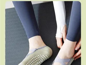 Gros plan de chaussettes de yoga antidérapantes avec brides croisées et picots.