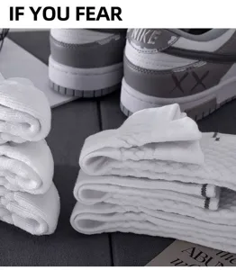 Weiße Herren Sport-Crew-Socken mit Frottee-Sohle, atmungsaktive und schweißhemmende Laufstrümpfe.