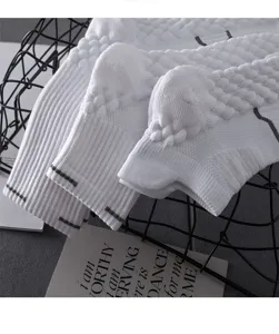 Weisse sportliche Frotteesocken Detail, texturierte Strick-Sportsocken fürs Laufen und Basketball.