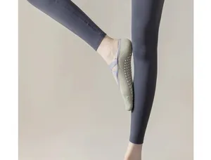 Vue détaillée de chaussettes de yoga pilates antidérapantes avec picots et brides.