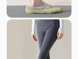 Vue détaillée de chaussettes de yoga antidérapantes à pois silicone et brides.