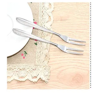Edelstahl Fruchtgabeln Detail, zweizinkige Dessertpieker fuer Kuchen, Gebaeck und Tischdeko.