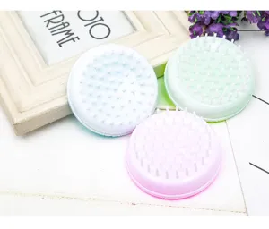 Gros plan sur les brosses de massage du cuir chevelu en détail, coloris variés pour cheveux.