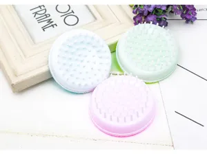 Brosse de massage du cuir chevelu en silicone pour le lavage des cheveux et detente sous douche.