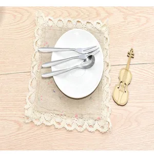 Edelstahl Kuchengabel und Löffel Set Detailansicht, elegantes Geschirr mit Spitzendecke.