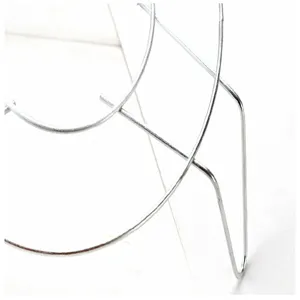 Vue détaillée du support de cuisson rond en acier inoxydable, grille de cuisine durable.