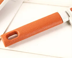 Detalle de cuchillo de fruta de acero inoxidable, mango texturizado naranja, portátil.