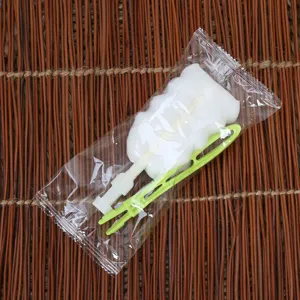 Cepillo de taza de esponja desmontable con mango de plástico y clip verde para limpieza de botellas.