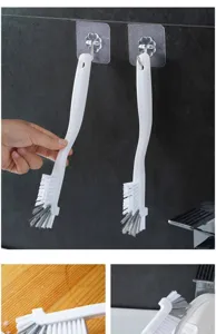 Vue détaillée de la brosse de nettoyage à long manche montrant l'angle des poils.