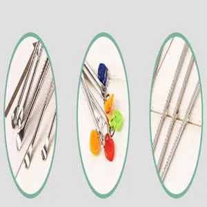 Détail de cure-oreille en acier inoxydable, avec joli pendentif cœur et trou porte-clés.